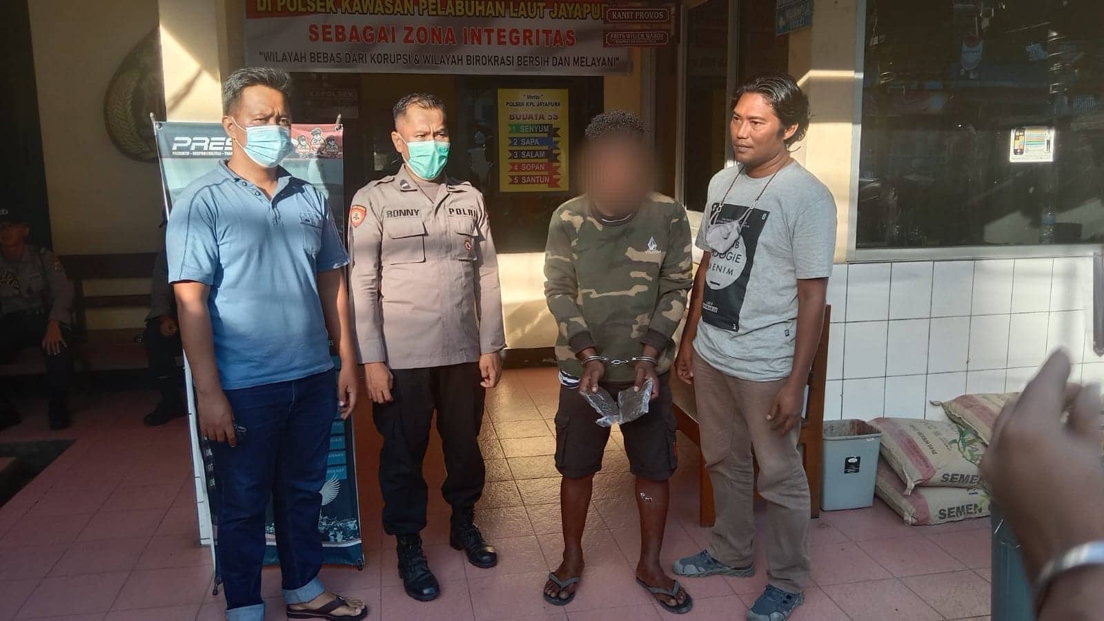 Ilustrasi berita Papua: Niat Kelabuhi Petugas, Seorang Penumpang Kapal Pelni Selip Ganja di Selangkangan, Ketahuan Polisi di Jayapura