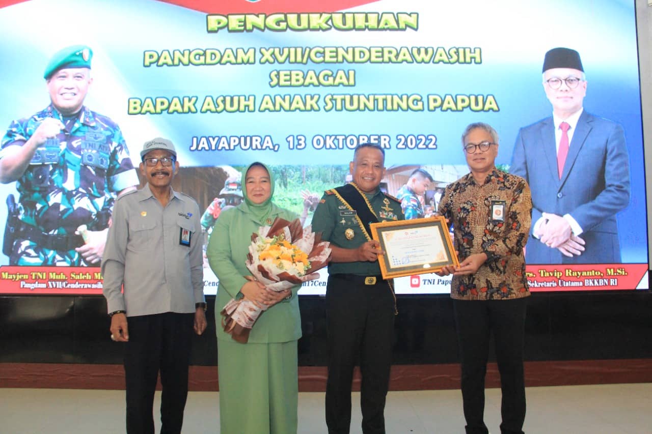 Foto: HSB Pangdam XVII Cenderawasih Mayjen TNI Muhammad Saleh Mustafa didamping istri berpose bersama Sekretaris BKKBN RI usai pengukuhan.