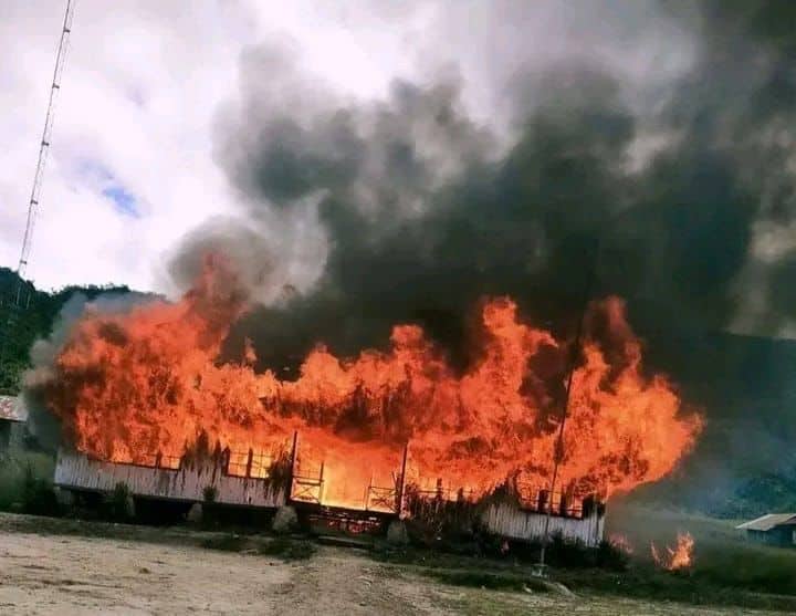 Ilustrasi berita Papua: Pembayaran Honor dan BLT Tidak Sesuai, Kantor Distrik Kebo Kabupaten Paniai Dibakar