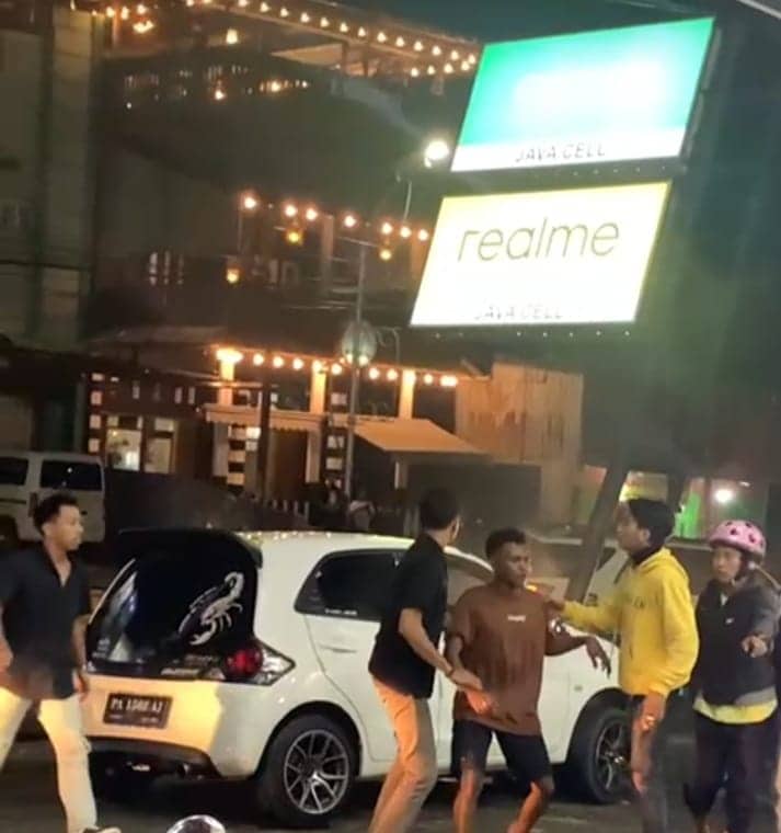 Ilustrasi berita Mimika: Diduga Mabuk, Pengemudi Mobil Brio Putih Hantam Plank Papan Nama Handphone di Jalan Budi Utomo