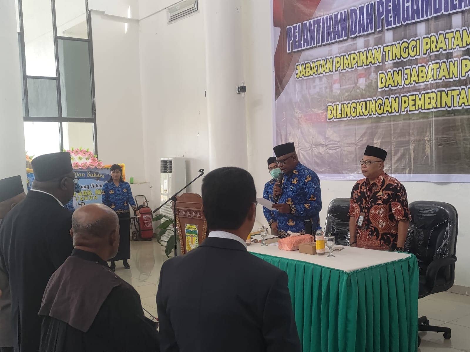 Plt Bupati Mimika, Johannes Rettob saat melantik pejabat di lingkungan Pemda Mimika.