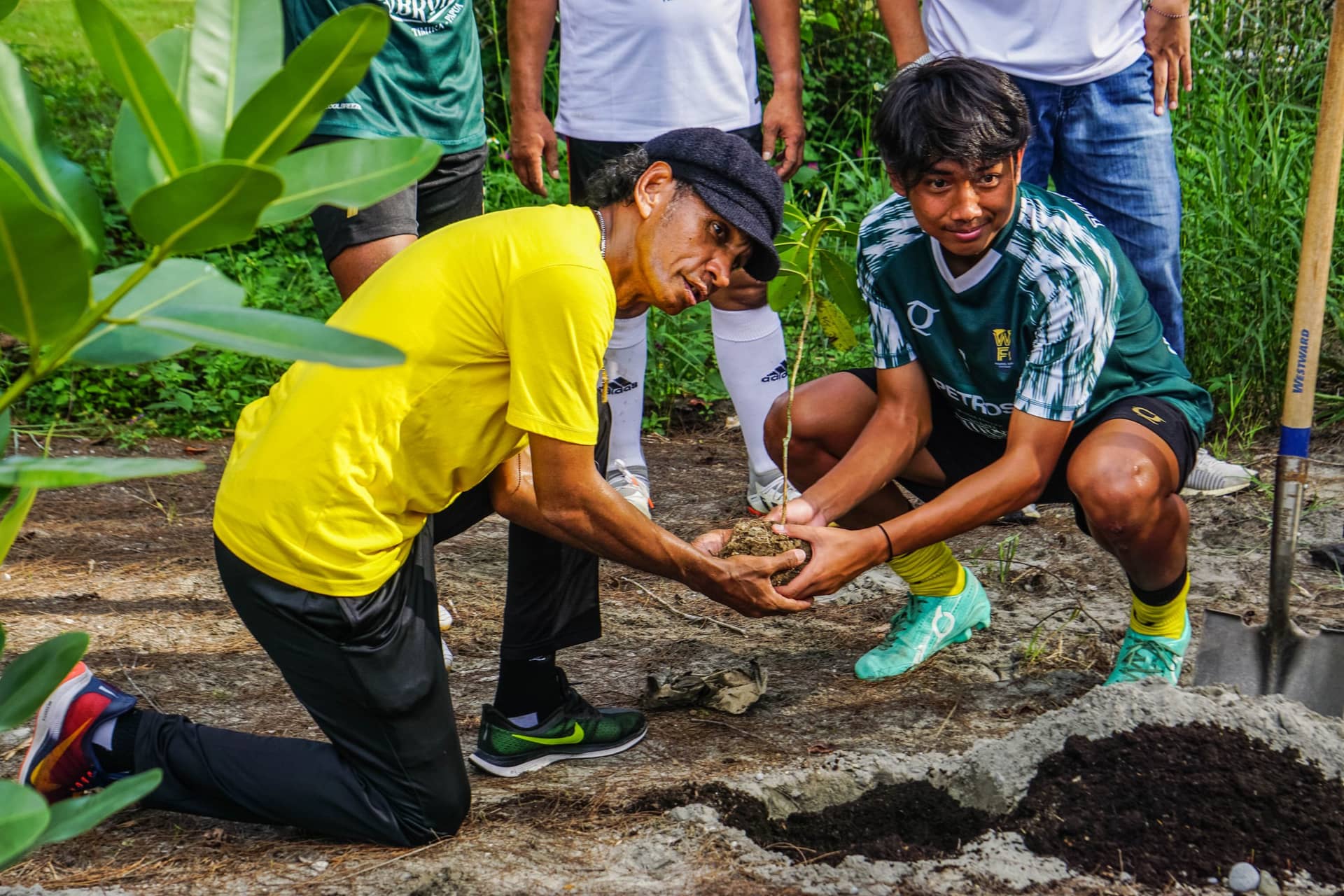 Rochy Putiray Bersama Salah Satu Pemain WBFC Melakukan Penanaman Pohon Bintangur