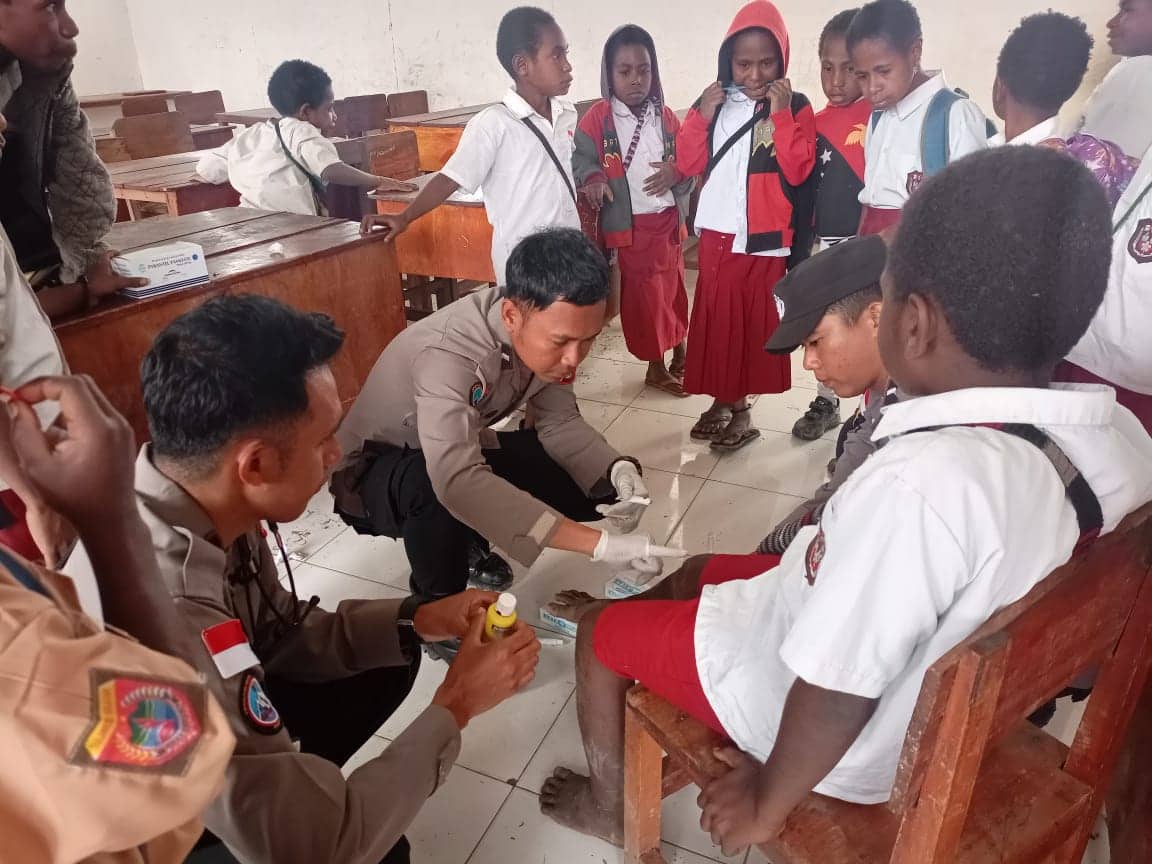 Ilustrasi berita Papua: Polri Berikan Pelayanan Kesehatan Gratis Kepada Murid-Murid di SD Inpres Kago 1 Kabupaten Puncak