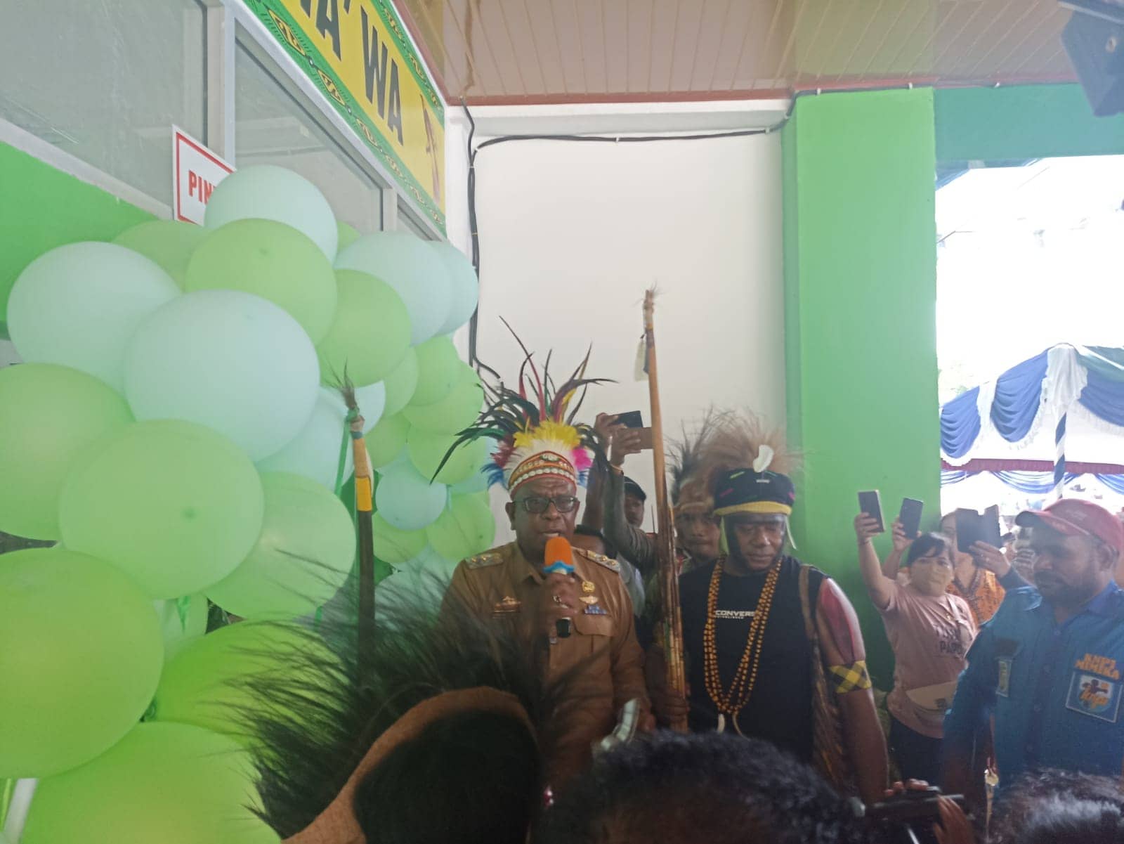 Plt Bupati Mimika Johannes Rettob saat meresmikan Puskesmas Kwamki Narama.