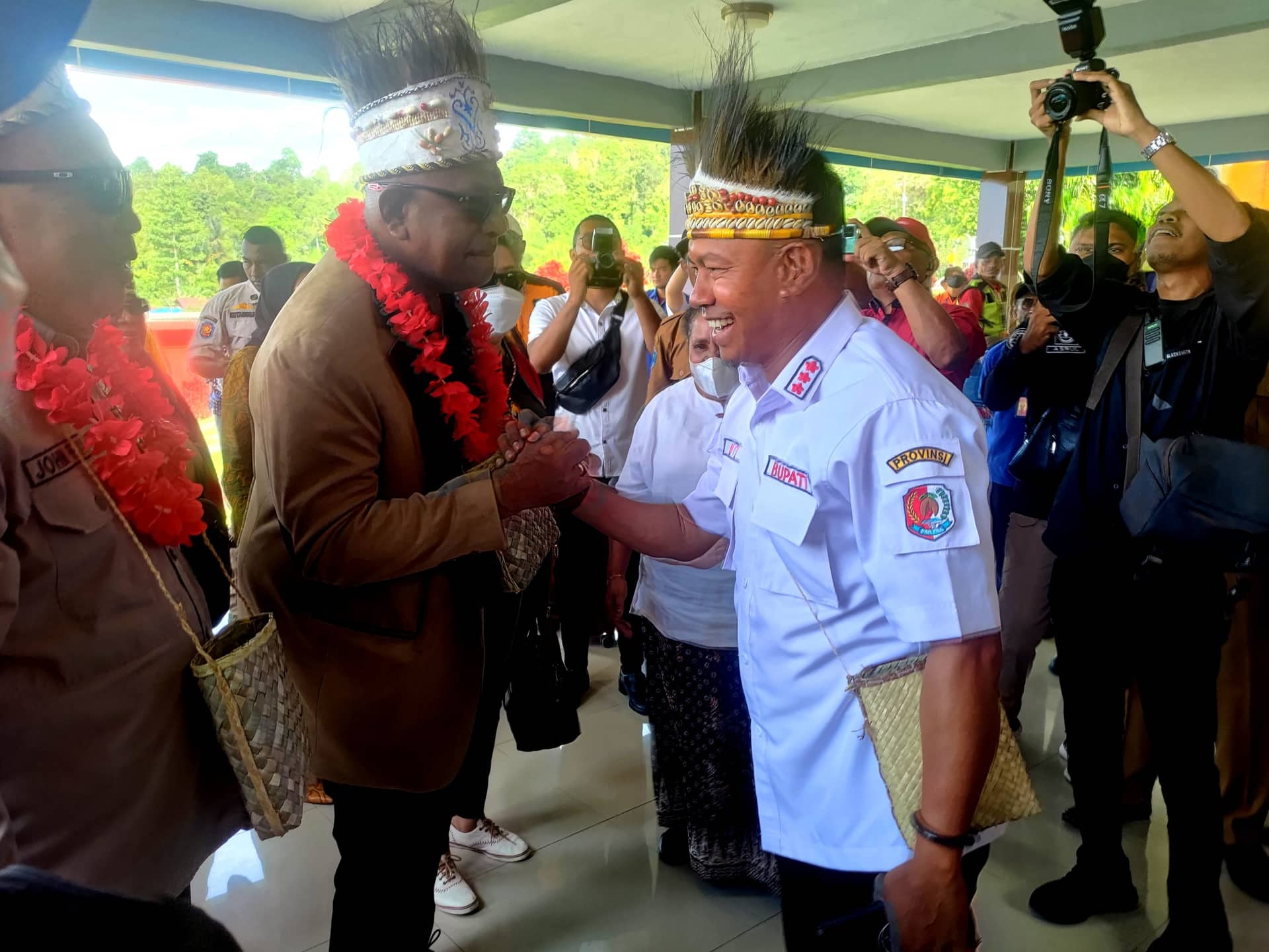 Ilustrasi berita Mimika: Tiba di Bandara Toreo, Plt Bupati Mimika Disambut Bupati Fakfak, Diiringi Tarian Tu'mor dan Seka Kamoro