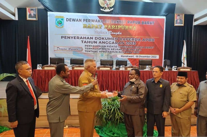 Ilustrasi berita Papua: Gubernur Papua Barat Serahkan Ranperda APBD Tahun 2023 ke DPR