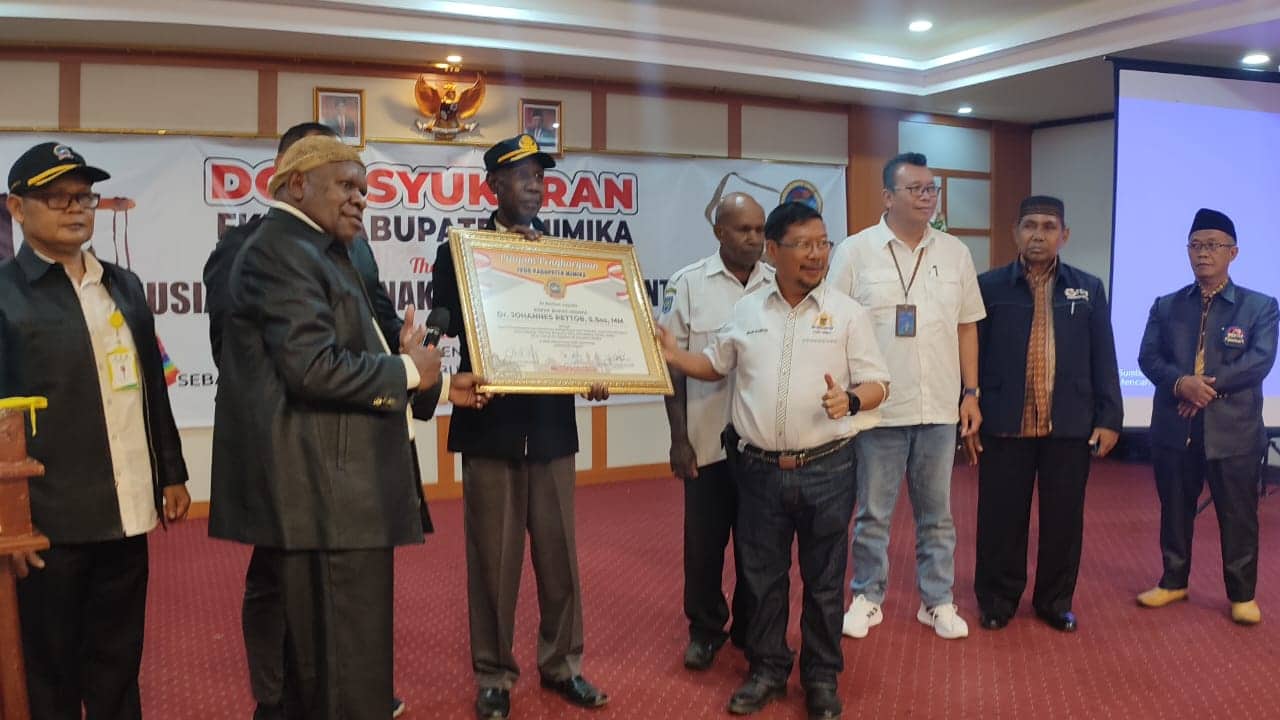 Ilustrasi berita Mimika: FKUB Mimika Beri Reward Plt. Bupati Mimika Sebagai Bapak Pembangunan dan Motivator Antar Umat Beragama