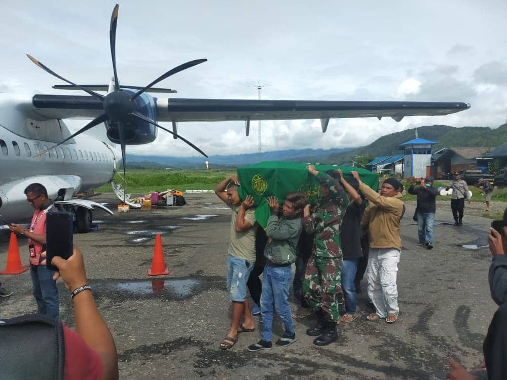 Ilustrasi berita Papua: Jenazah Tukang Ojek Korban Kebiadaban Teroris KKB di Pegunungan Bintang Diterbangkan ke Sulawesi Tenggara
