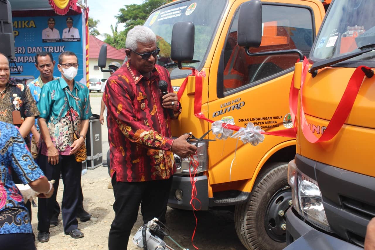 Ilustrasi berita Mimika: Lensa Foto : Launching Mobil Penyapu Jalan (Road Sweeper) dan Truk Compactor Serta Serah Terima APD Persampahan Bagi Petugas Kebersihan Kelurahan
