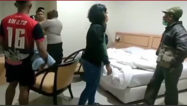 Ilustrasi berita Papua: Oknum TNI Selingkuhi Istri Seniornya, Viral di Media Sosial, Tertangkap Hanya Mengenakan Handuk di Kamar Hotel