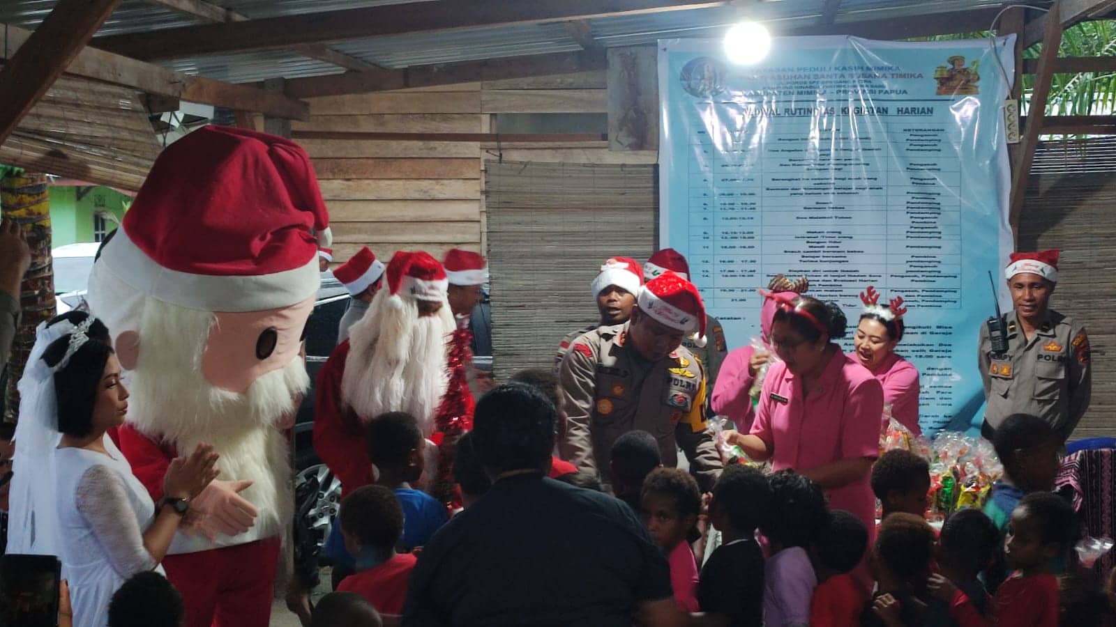 Ilustrasi berita Mimika: Sambut Natal, Polisi Santa Polres Mimika Sebarkan Kebahagiaan ke Sejumlah Gereja dan Panti Asuhan