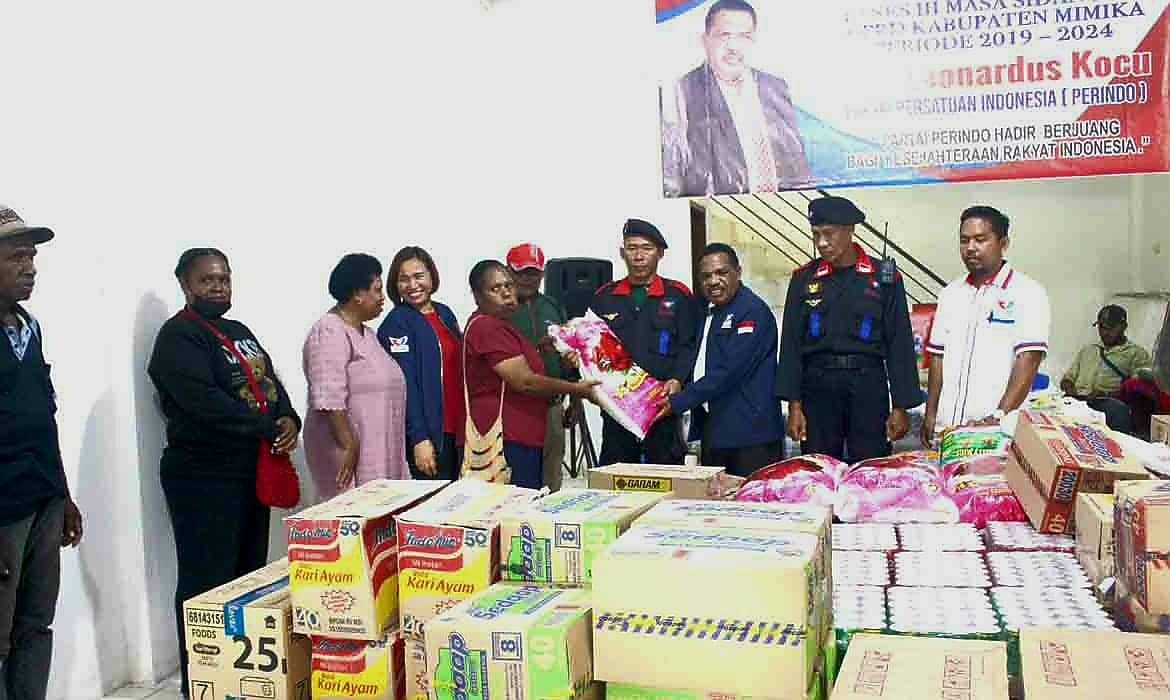Ilustrasi berita Papua: Berbagi Berkat Natal Saat Reses, Leo Kocu Tegaskan Dukung Upaya Pemda Mimika Tumbuhkembangkan UMKM