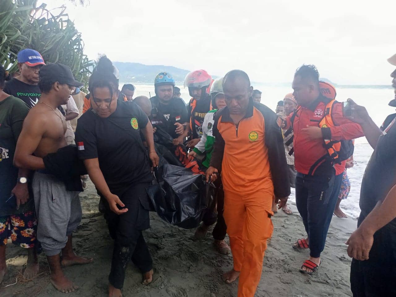 Ilustrasi berita Papua: Dua Hari Pasca Terseret Ombak di Pantai Holtekamp Jayapura, Hessel Roger Sweny Ditemukan Dalam Kondisi…