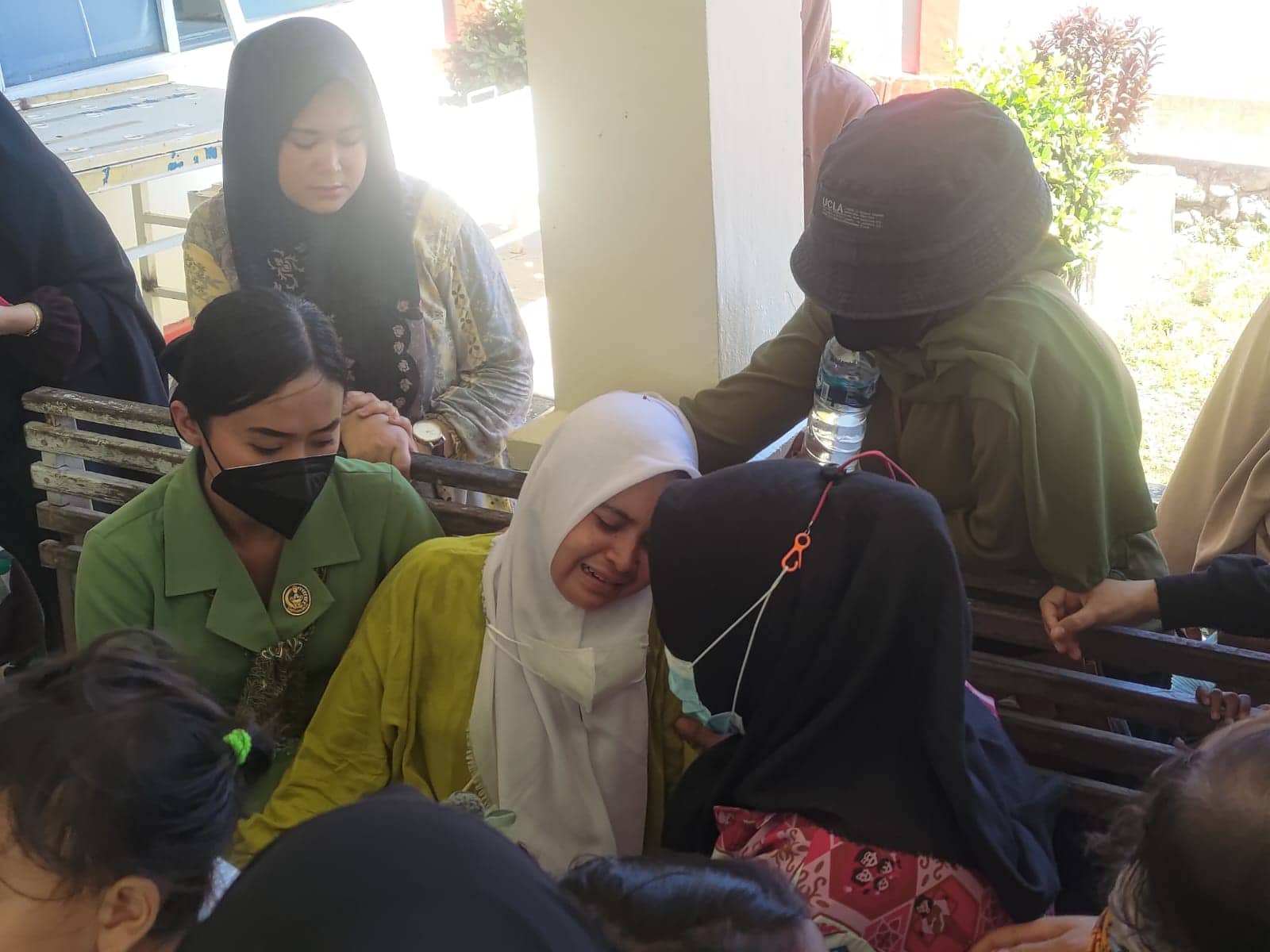 Ilustrasi berita Papua: Tangis Istri Pecah di RSUD Mimika di Depan Jenazah Serka Jeky, Tinggalkan Anak yang Masih Berusia 5 Tahun