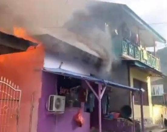 Ilustrasi berita Papua: Bermain Korek Api, 2 Unit Rumah dan 1 Kost-kostan di Tanah Hitam Terbakar