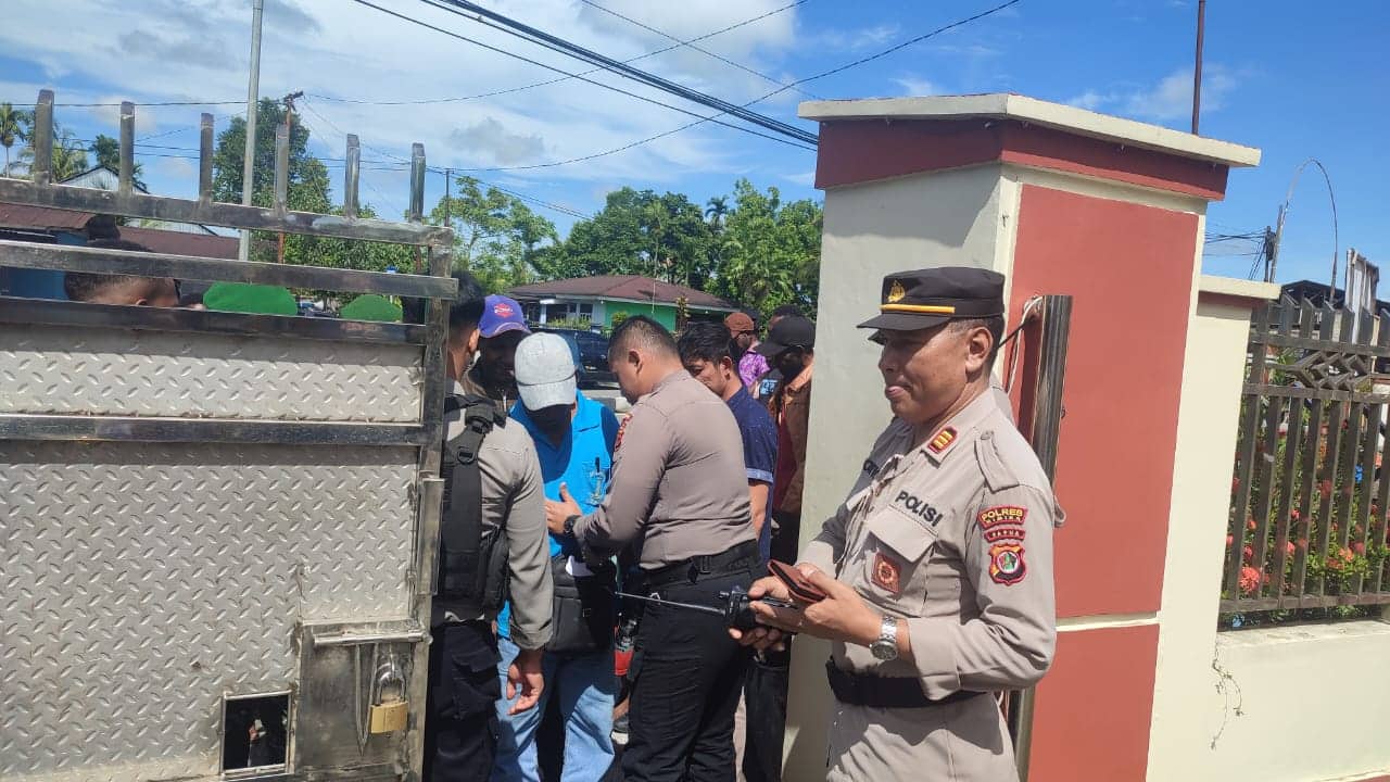Ilustrasi berita Mimika: Sidang Perdana Kasus Mutilasi, 94 Personil Aparat Gabungan 'Sterilkan" Gedung PN Kota Timika