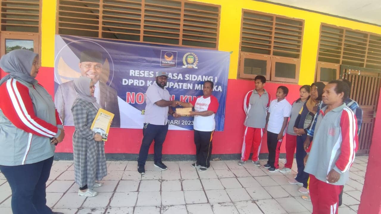 Ilustrasi berita Mimika: Serahkan Bantuan ke SD Inpres I Kwamki Narama, Novian Kulla: Tidak Sebanding dengan Jasa Guru Kepada Saya