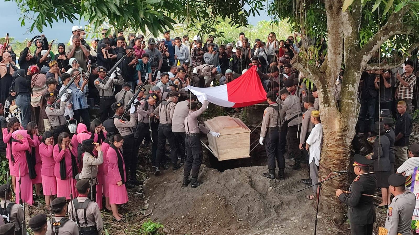 Ilustrasi berita Mimika: Lahir Besar di Timika, Kapolres Mimika Pimpin Upacara Pemakaman Alm Bripda Risman Rahman