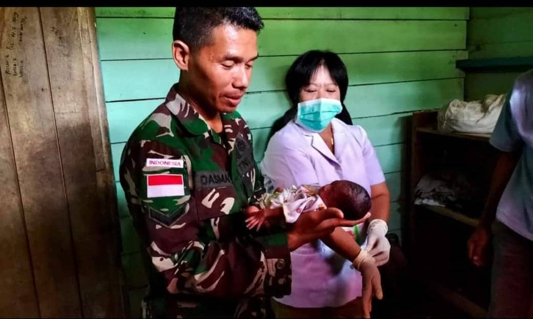Ilustrasi berita Papua: Ditengah Hujan Deras, Personel Satgas Yonif 511/DY Bantu Persalinan dan Evakuasi Bayi yang Lahir Prematur di Perbatasan RI-PNG