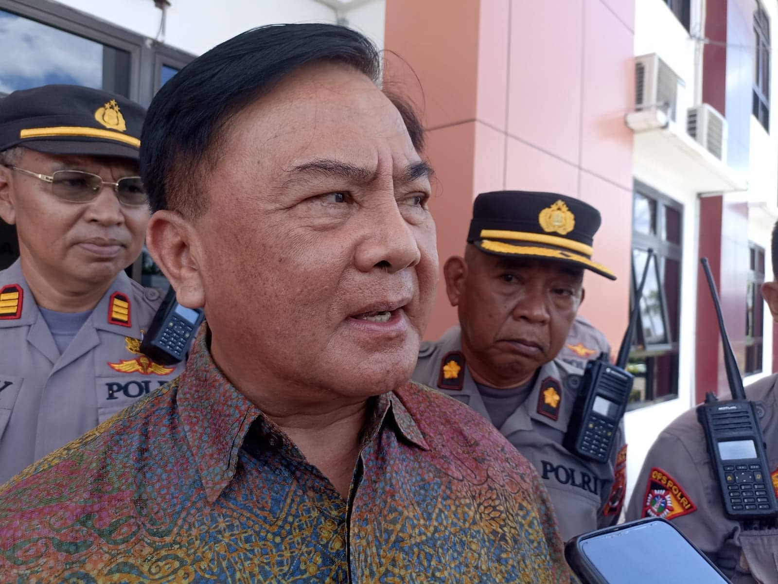 Ilustrasi berita Mimika: Pantau Sidang Mutilasi 4 Warga Nduga, Kompolnas Benny Mamoto Kunjungi PN Timika