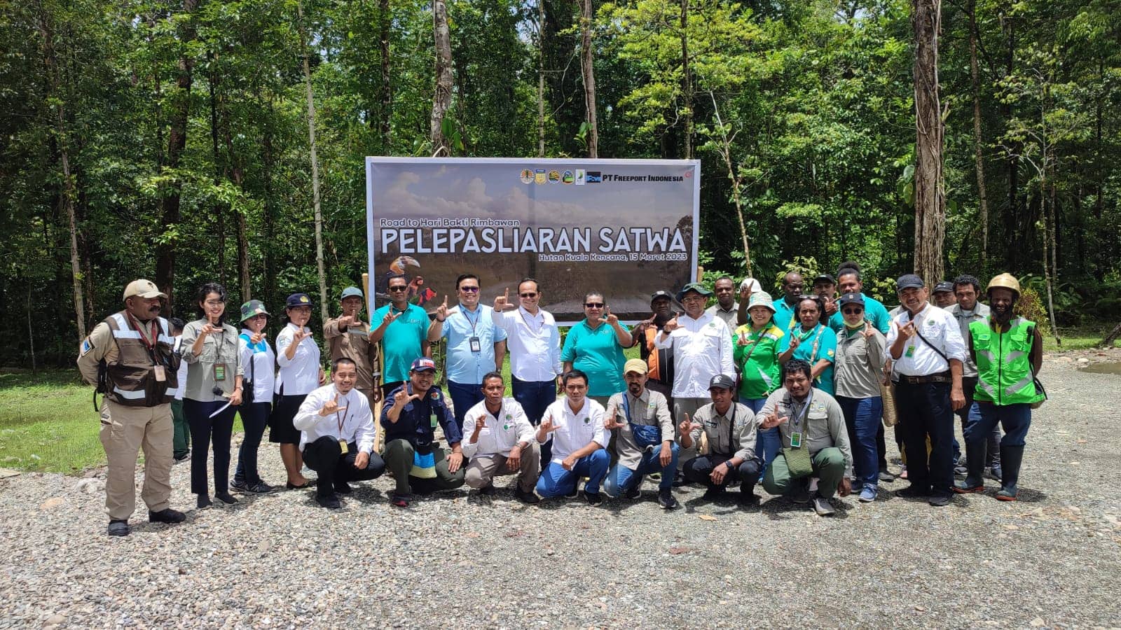 Berfoto bersama usai pelepasliaran satwa 1