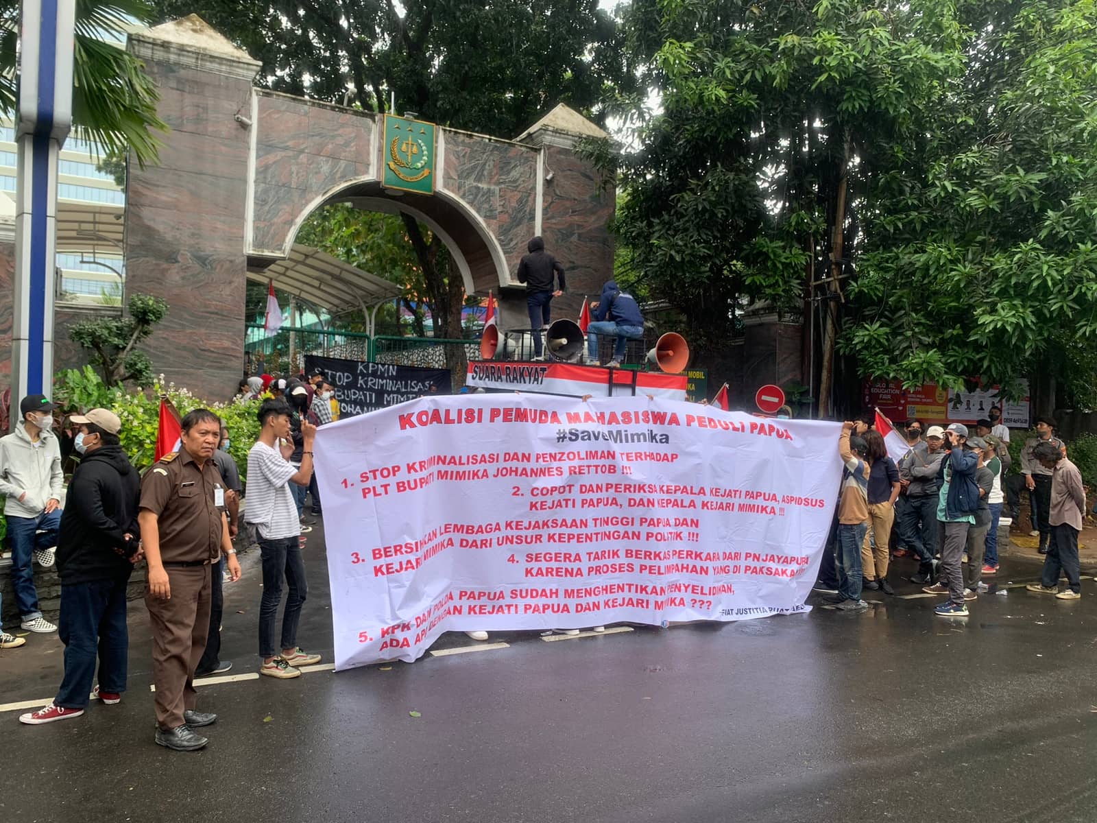Demo pendukung Plt Bupati Mimika, Johannes Rettob di depan kantor Kejagung