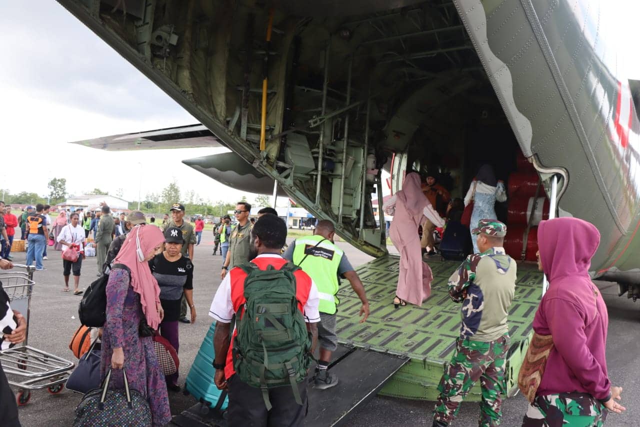 Ilustrasi berita Papua: Hindari Teror KKB, 261 Warga Tinggalkan Yahukimo Pakai Pesawat Hercules ke Jayapura