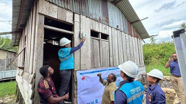 Ilustrasi berita Papua: Bertahun-tahun Tak Bisa Nikmati Listrik, 3.024 Warga Dapat Bantuan Pasang Listrik dari Donasi Pegawai PLN