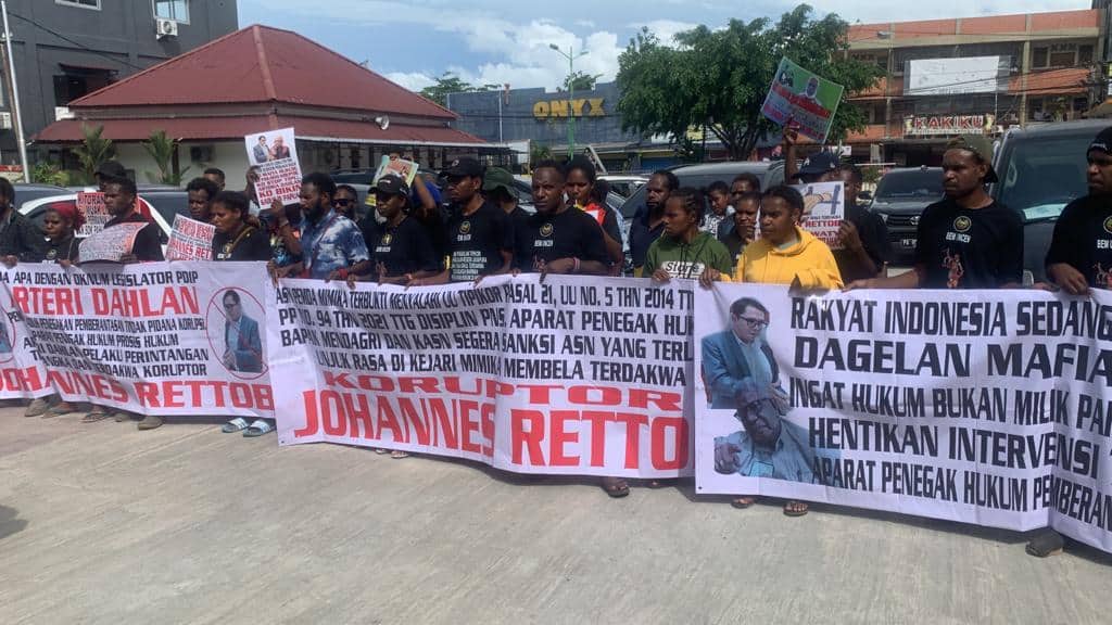 Ilustrasi berita Mimika: Bukan Warga Mimika, Pendemo Bayaran Diusir Hakim dari Ruang Sidang PN Jayapura, Pakai Kaos Hitam dan Bawa Anak Kecil