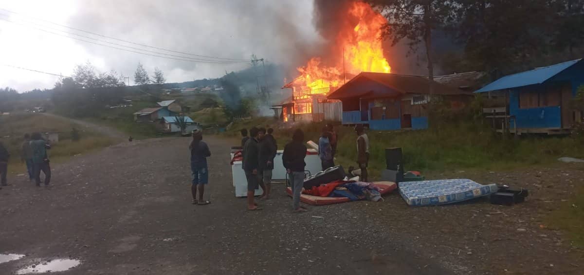 Ilustrasi berita Papua: Bekas Mess Karyawan PT. Unggul Kabupaten Puncak Terbakar, Polisi Turun Tangan