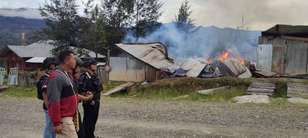 Ilustrasi berita Papua: Dua Rumah di Puncak Hangus Terbakar, Satu Unit Milik Seorang Pendeta