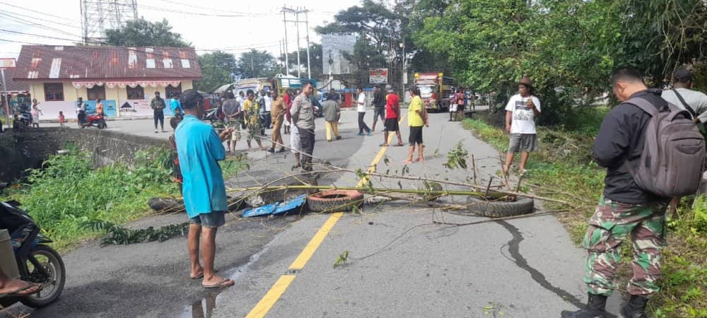 Ilustrasi berita Mimika: Oknum Distributor dan Agen "Bermain", Warga Kelurahan Wania Palang Jalan Poros Mapurujaya Timika