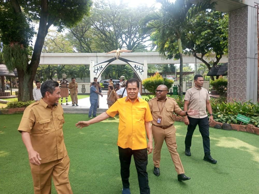 Ilustrasi berita Papua: Kunjungi TMII Jakarta, Plh. Gubernur Rumasukun Bangga Anjungan Papua Jadi Destinasi Utama Wisatawan