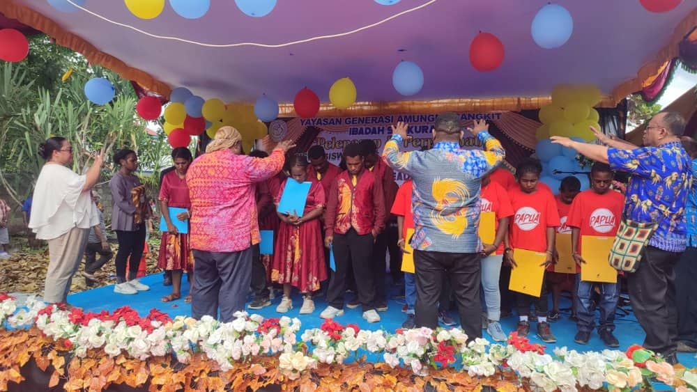 Ilustrasi berita Mimika: Parade foto : Pelepasan dan Perpisahan 31 Siswa SMP dan Matrikulasi Yayasan Generasi Amungme Bangkit