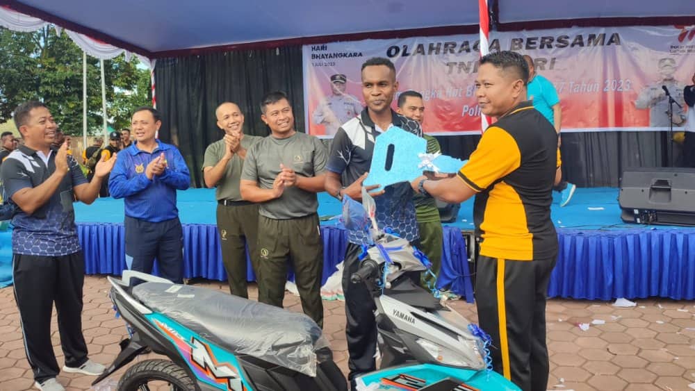 Ilustrasi berita Mimika: Olahraga Bersama TNI-Polri, Polres Mimika Bagikan Doorprize Satu Unit Sepeda Motor