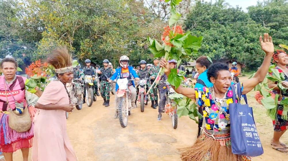 Ilustrasi berita Papua: Pantau Pembangunan ke Distrik Assue, Pj. Bupati Mappi Libas "Jalanan" Sejauh 102 Kilometer Dengan Motor Trail