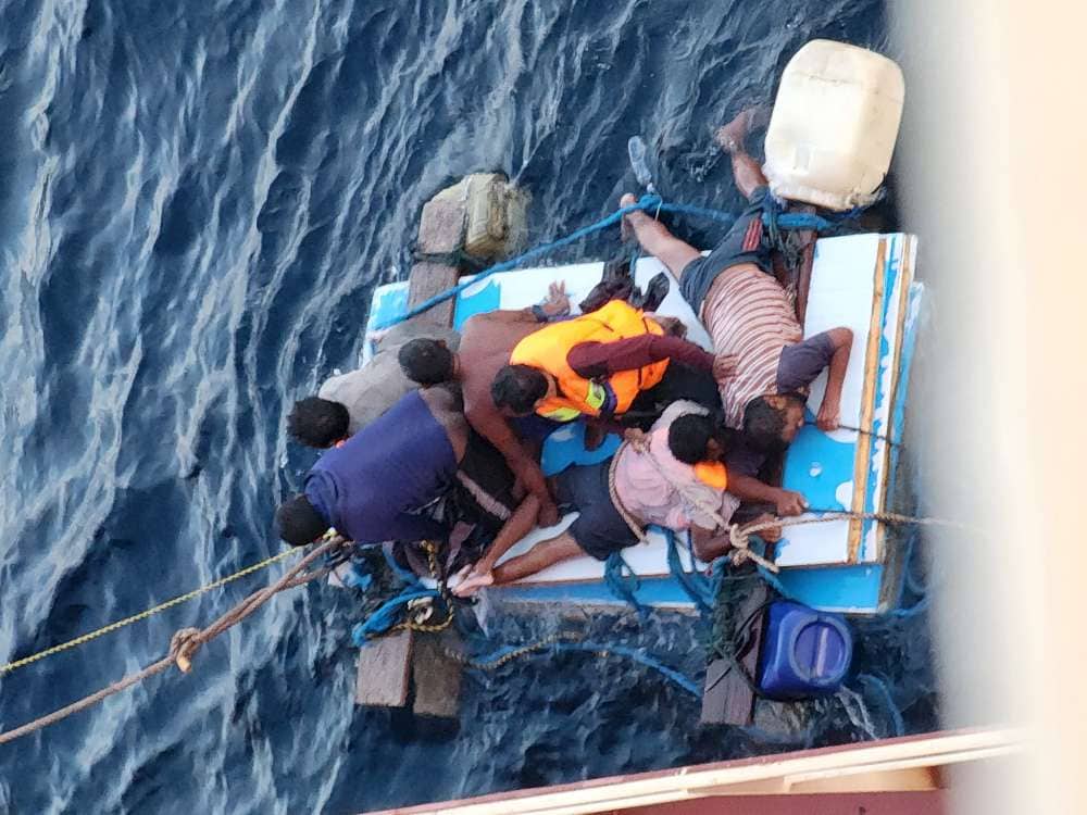 Ilustrasi berita Papua: Hilang Selama 2 Minggu, Akhirnya 6 Krew KM Farida Indah Ditemukan Terapung oleh Kapal Asing, Begini Kondisi Para Korban