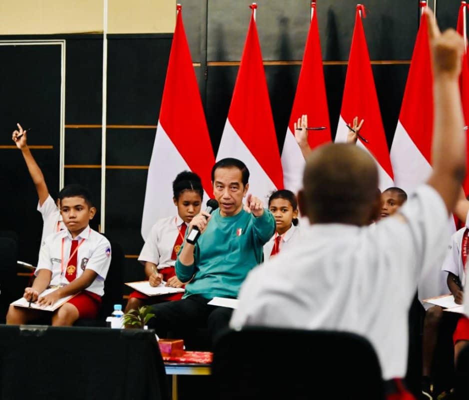 Ilustrasi berita Papua: Berikan Kuis Matematika, Jokowi Bagi-bagi Sepeda untuk Anak-anak Papua