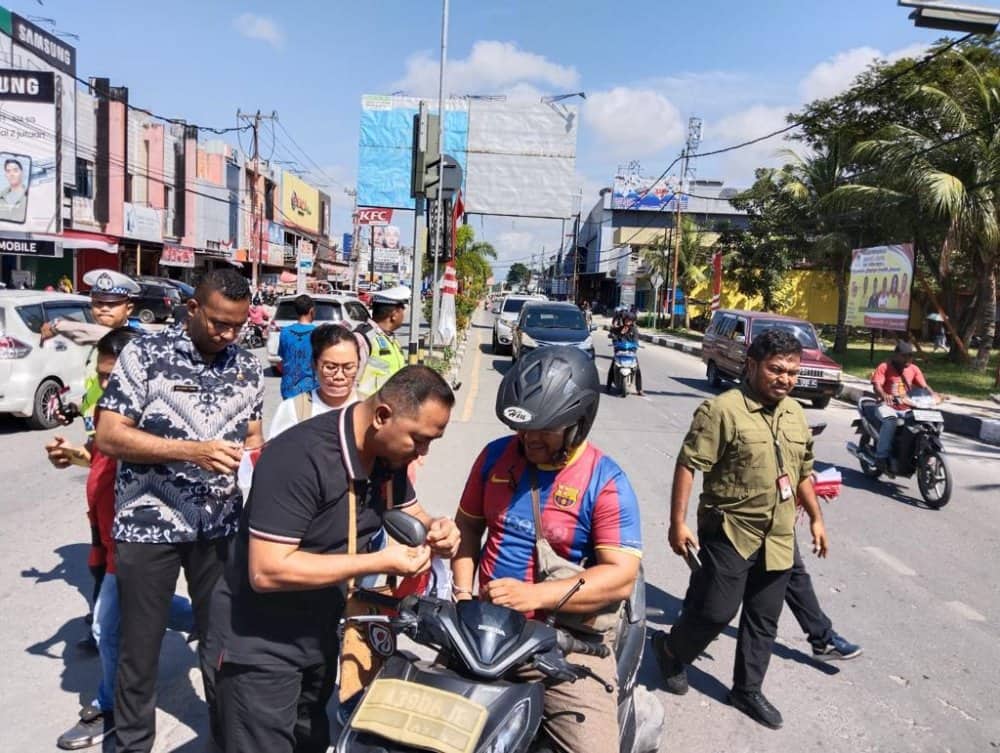 Ilustrasi berita JAYAPURA: Sambut HUT RI ke-78, Wartawan Jayapura Bagikan Bendera Merah Putih untuk Warga