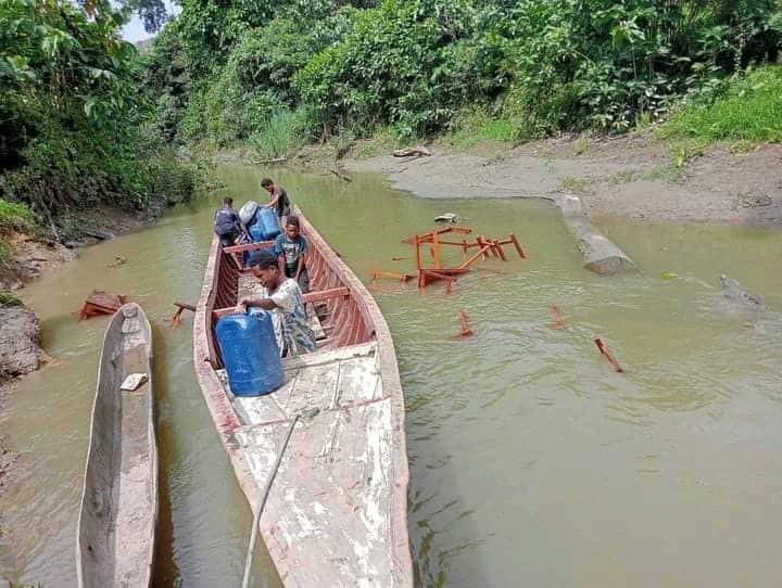 Ilustrasi berita JAYAPURA: Salah Paham, Meja Sekolah Bantuan Dinas Pendidikan Kabupaten Jayapura Dibuang Warga ke Sungai