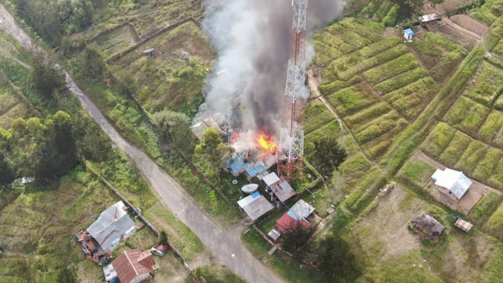 Ilustrasi berita Papua: Rumah Warga dan Tower Telkomsel di Kabupaten Puncak, Dibakar KKB Papua
