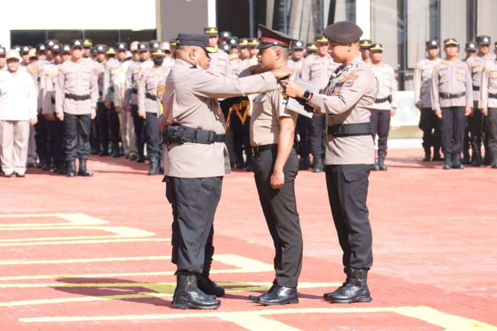 Kapolda Papua saat menyematkan kenaikan pangkat