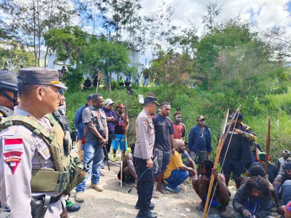Ilustrasi berita Papua: Masyarakat Distrik Nunggawi dan Woniki di Kabupaten Tolikara Terlibat Kericuhan, Ini Tindakan Polisi