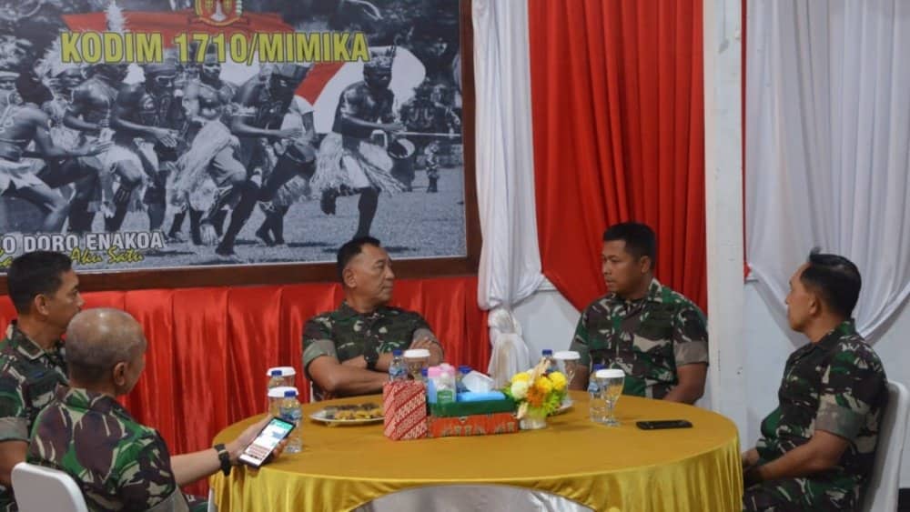 Ilustrasi berita Mimika: Dandim 1710/Mimika Sambut Kedatangan Danpussenif, Awasi Operasi Satgas Pamwil Obvitnas