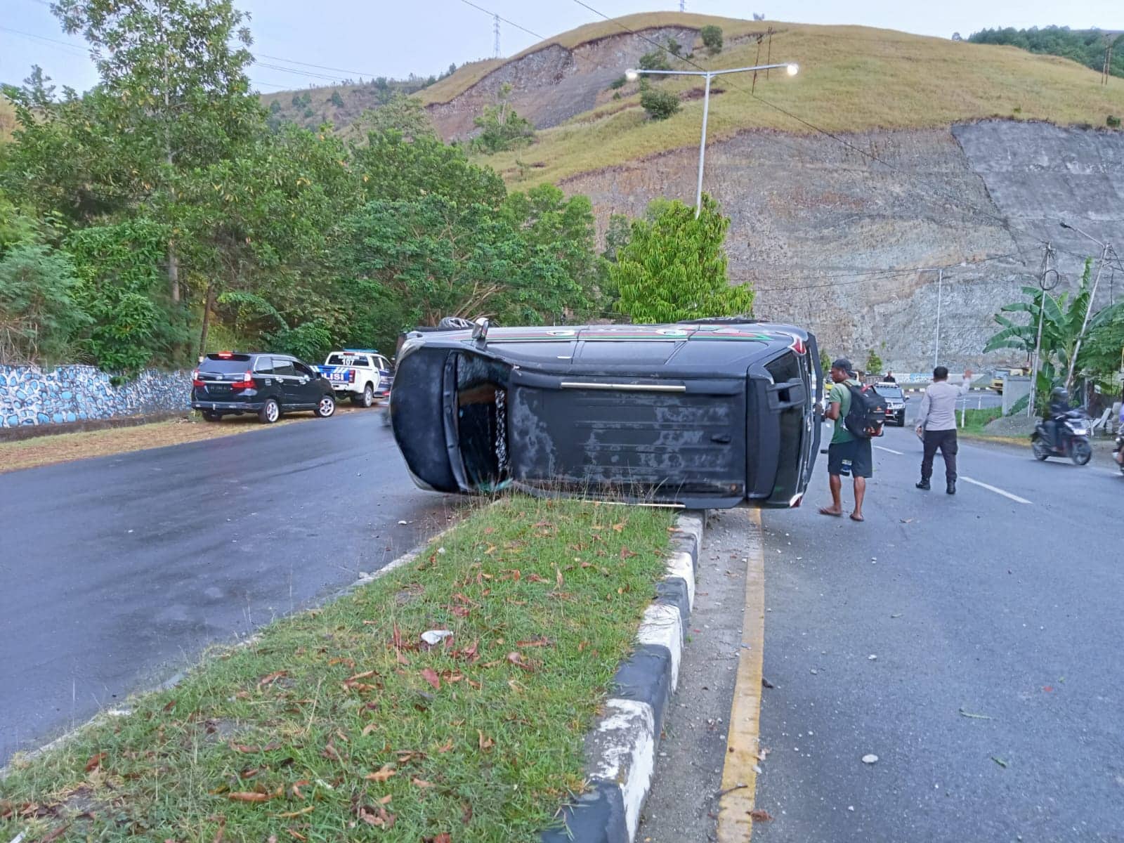 Ilustrasi berita JAYAPURA: Buru-buru Kejar Pesawat Ke Bandara, Mobil Terbalik Tabrak Pembatas Jalan di Sentani