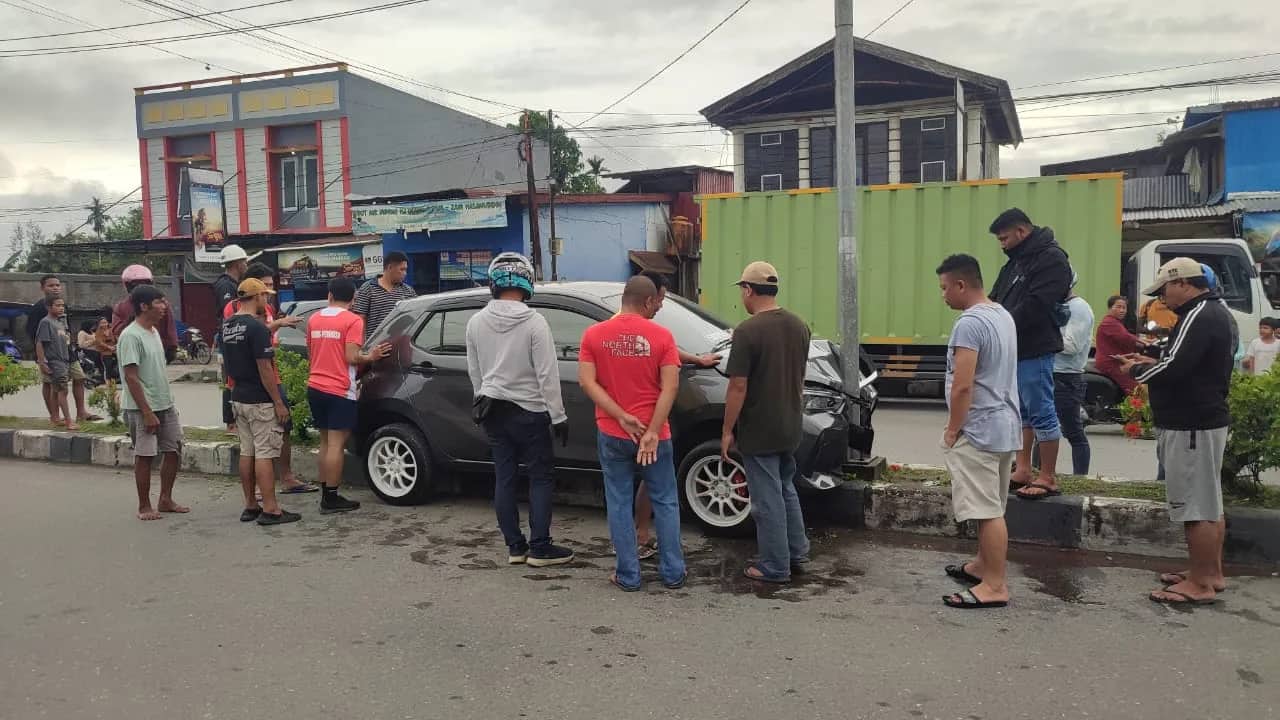 Ilustrasi berita Mimika: Minibus Naik Ditengah Median Jalan Hasanudin Timika