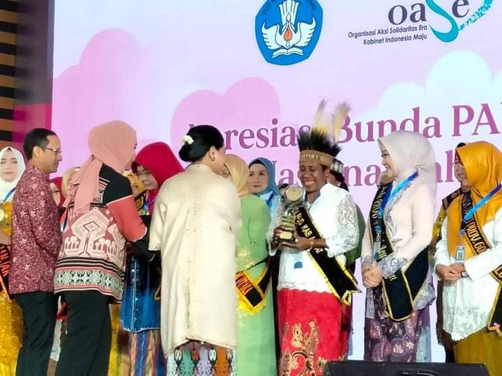 Ilustrasi berita Papua: Dukung Gerakan Transisi PAUD ke SD yang Menyenangkan, Bunda PAUD Asmat Raih Penghargaan Dari Mendikbudristek R.I