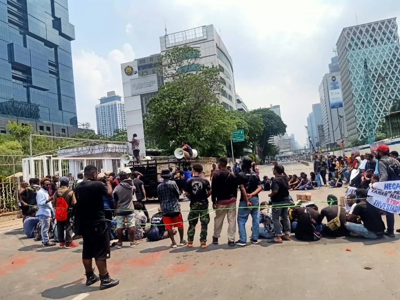 Ilustrasi berita Nasional: Ngotot Tolak Tambang Migas di Agimuga, IPMAMI dan Solidaritas Mahasiswa Papua Lakukan Aksi di Kementerian ESDM