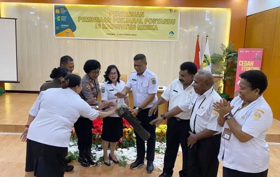Pemukulan Tifa menandai dibukanya pertemuan pembinaan Pokjanal Posyandu di Kabupaten Mimika