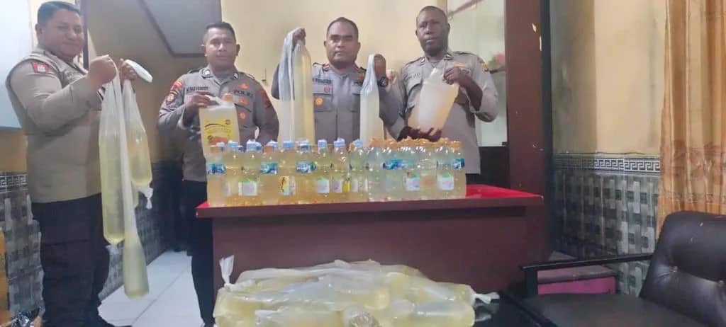 Ilustrasi berita Mimika: Polsek Kawasan Pelabuhan Pomako Amankan Ratusan Liter Miras Lokal dari KM Tatamailau